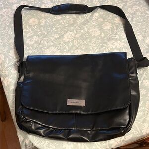 Kenneth Cole Sleek Black Messenger Bag